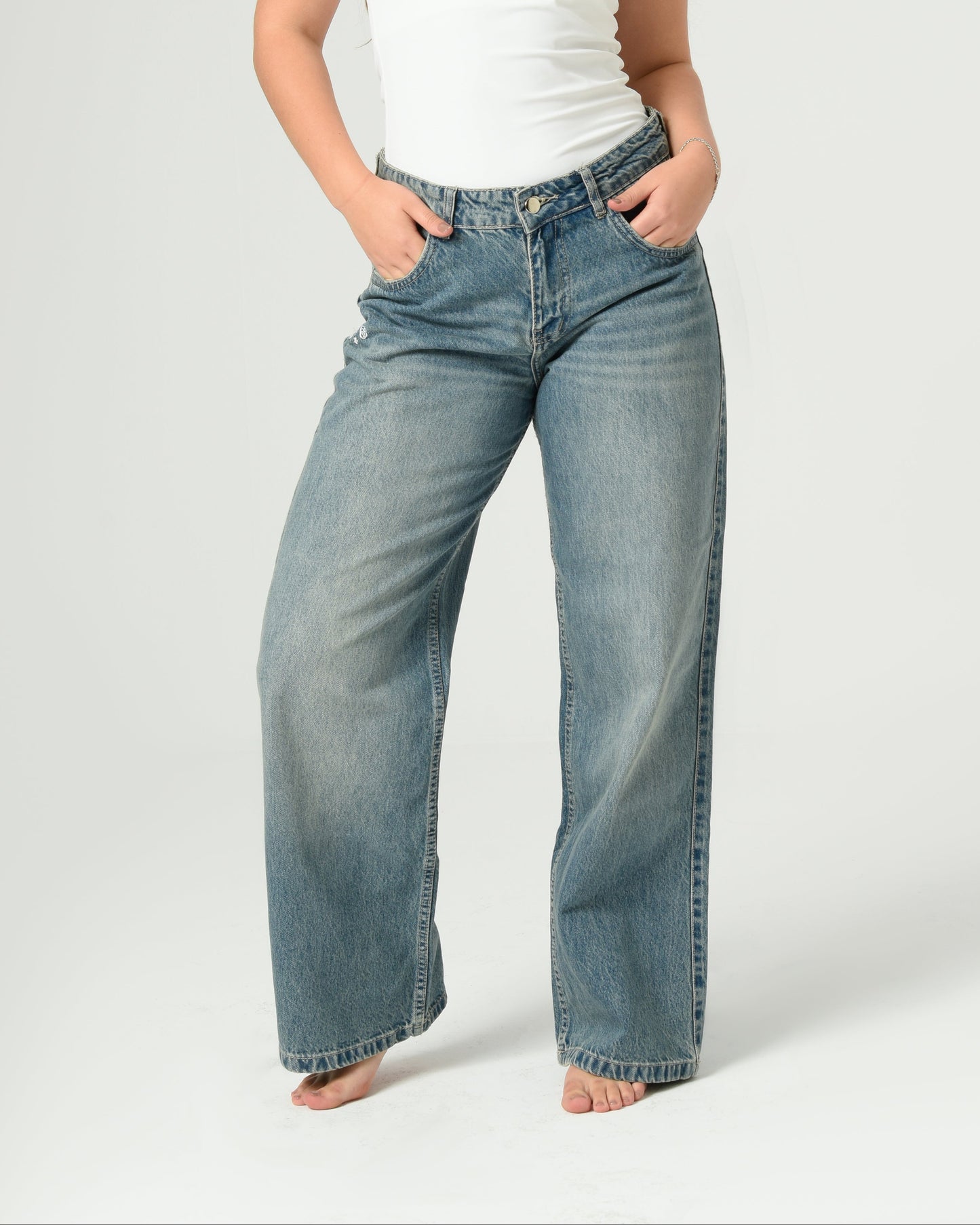 Mid Rise Embroidered Baggy Jeans